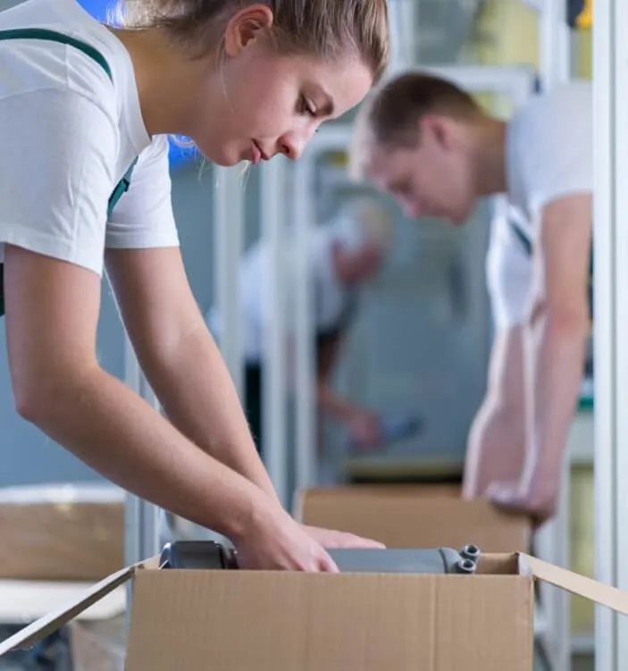 Une opératrice de Manutex manipulant un carton
